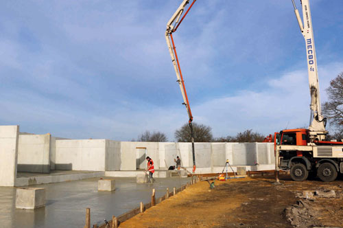Vue globale d'une pompe à béton en utilisation sur un chantier